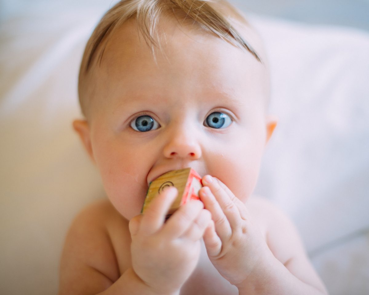 婴儿出牙:它的迹象和如何缓解疼痛